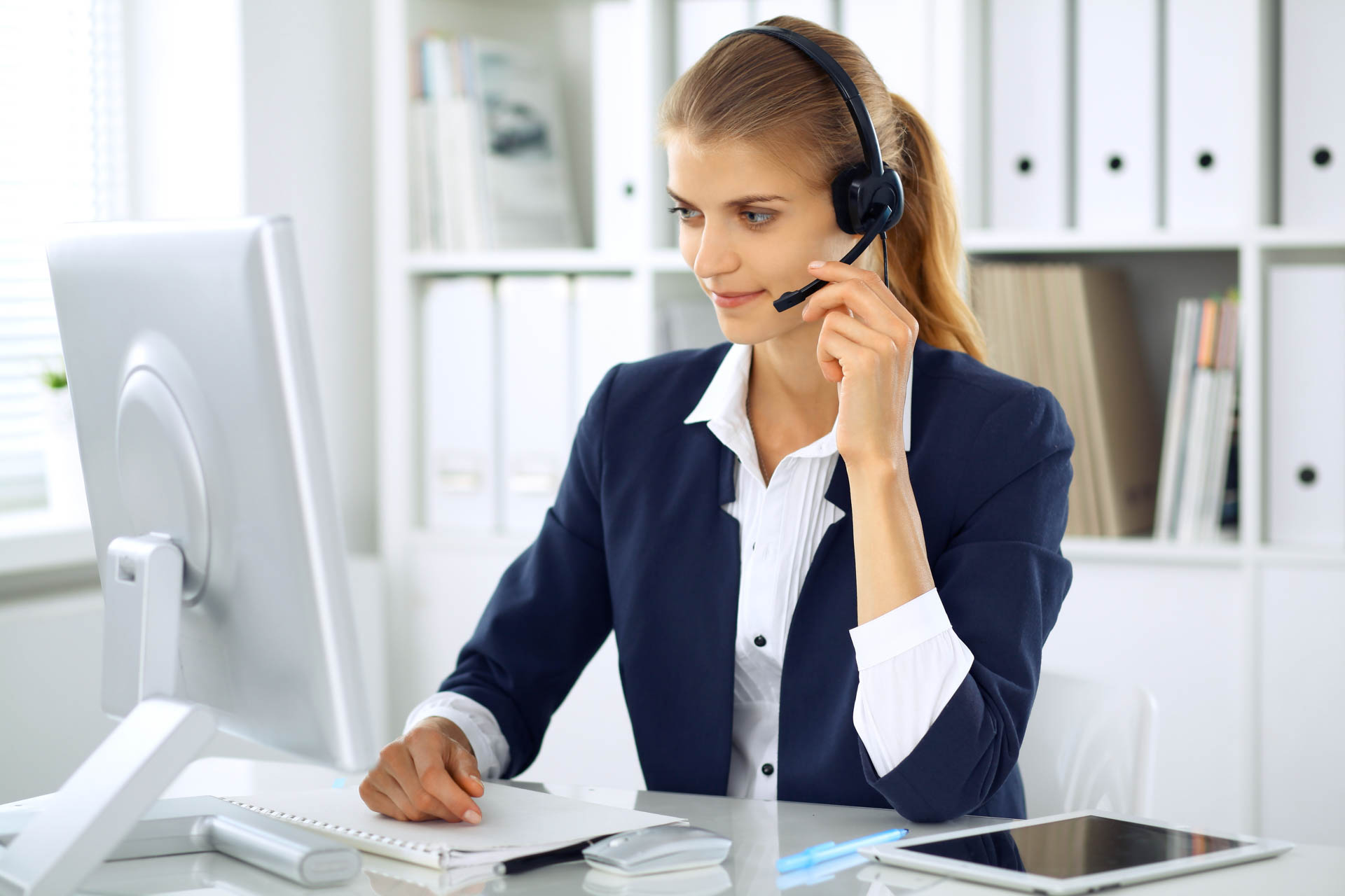 Modern,Business,Woman,With,Headset,In,The,Office.,Customer,Service